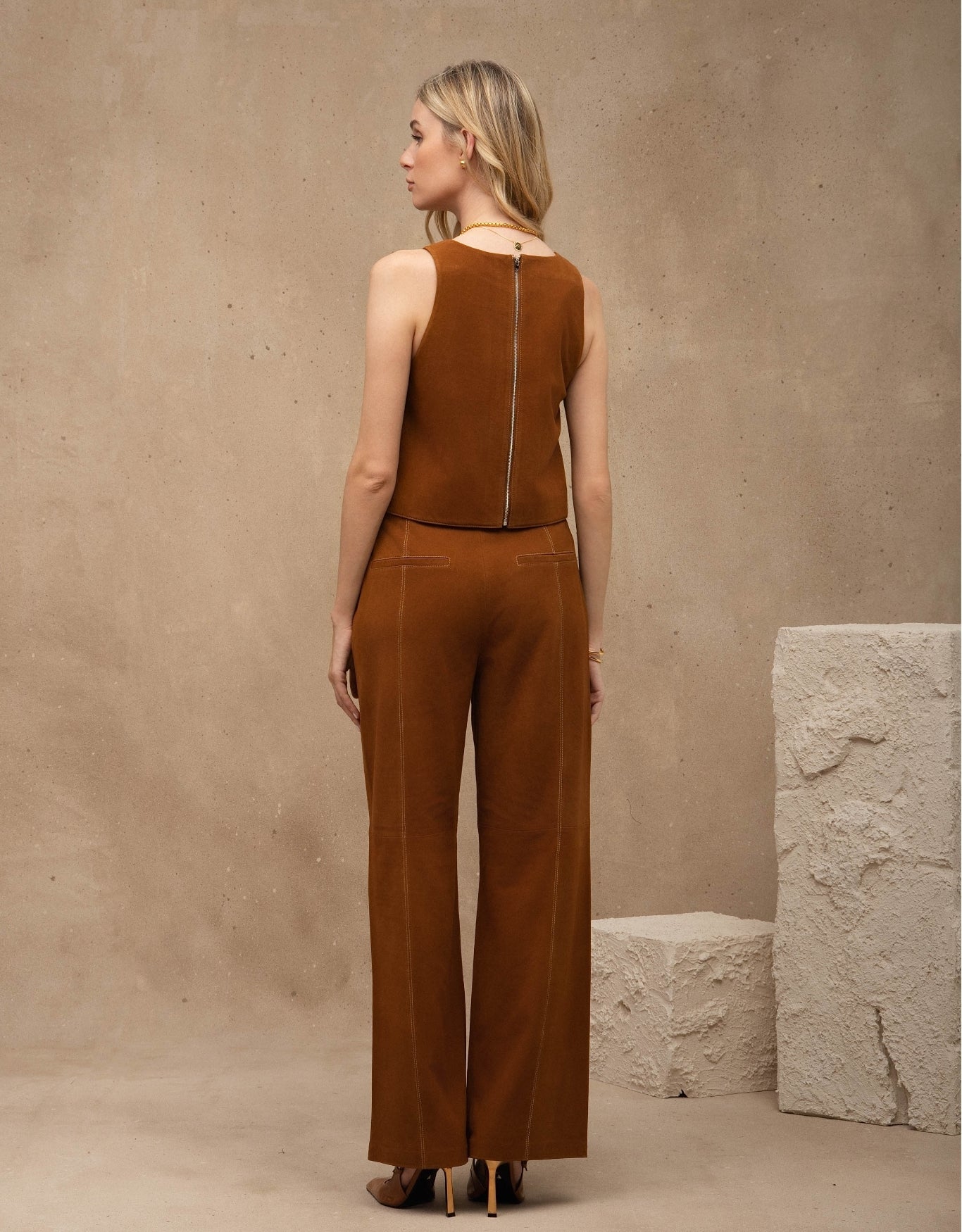 BLUSA VITÓRIA MADRE REINA CHAMOIS CARAMELO