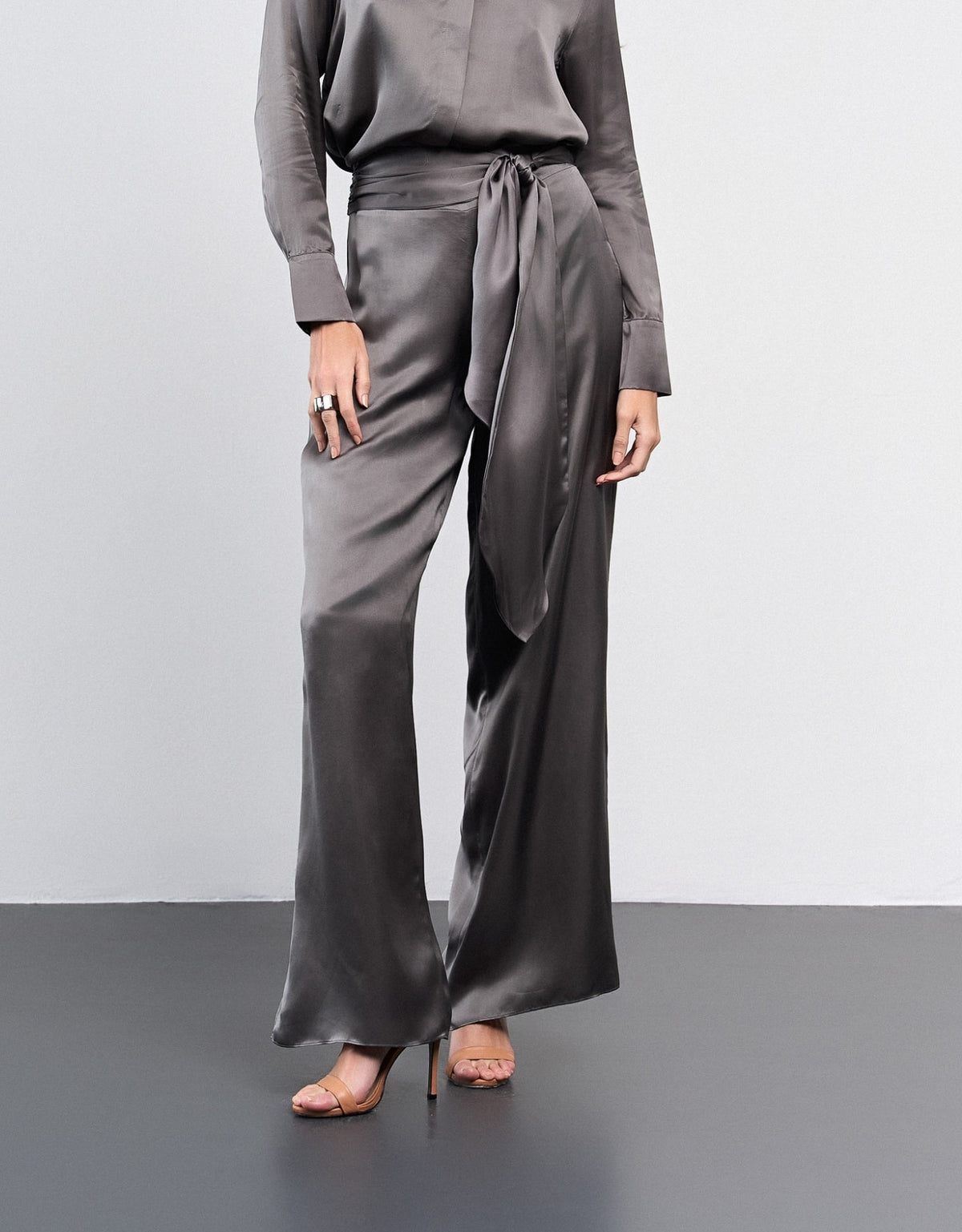 CALÇA AMANDA MADRE REINA SEDA DARK GRAY