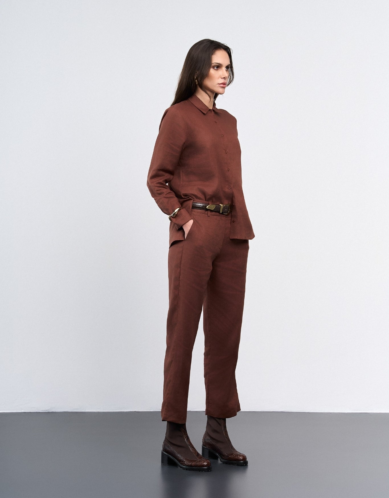 CALÇA ANNA MADRE REINA LINHO COFFEE