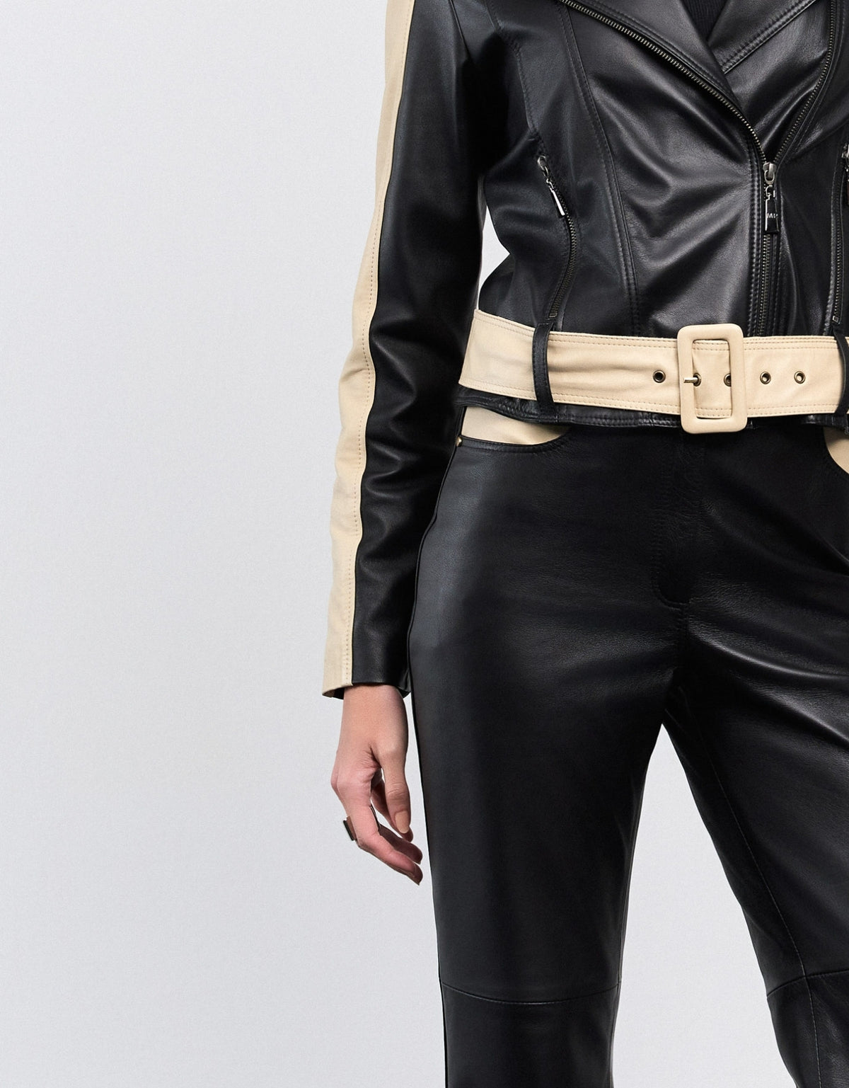 CALÇA CAROL MADRE REINA COURO PRETO