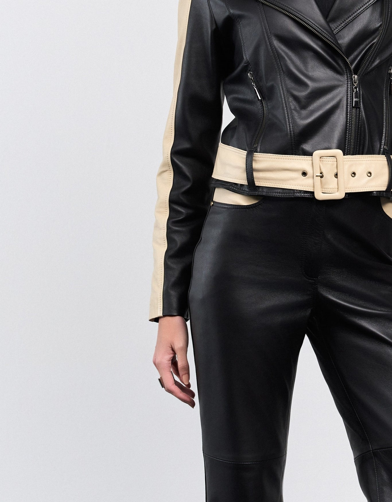 CALÇA CAROL MADRE REINA COURO PRETO