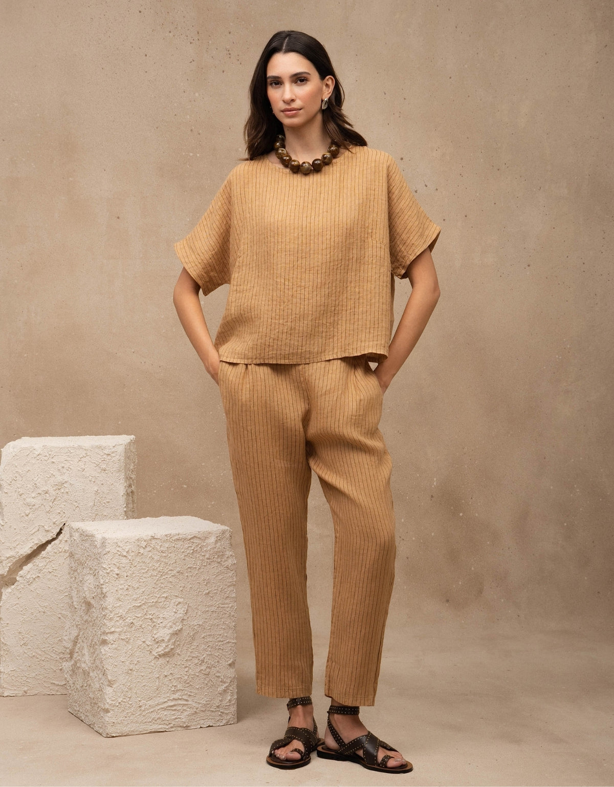 CALÇA EDUARDA MADRE REINA LINHO CAQUI RISCA DE GIZ