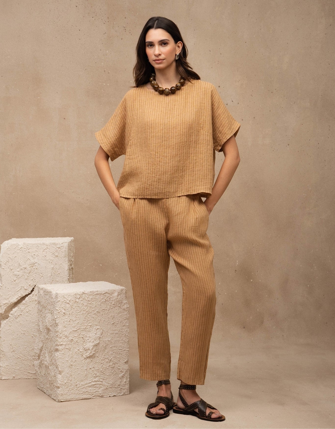 CALÇA EDUARDA MADRE REINA LINHO CAQUI RISCA DE GIZ