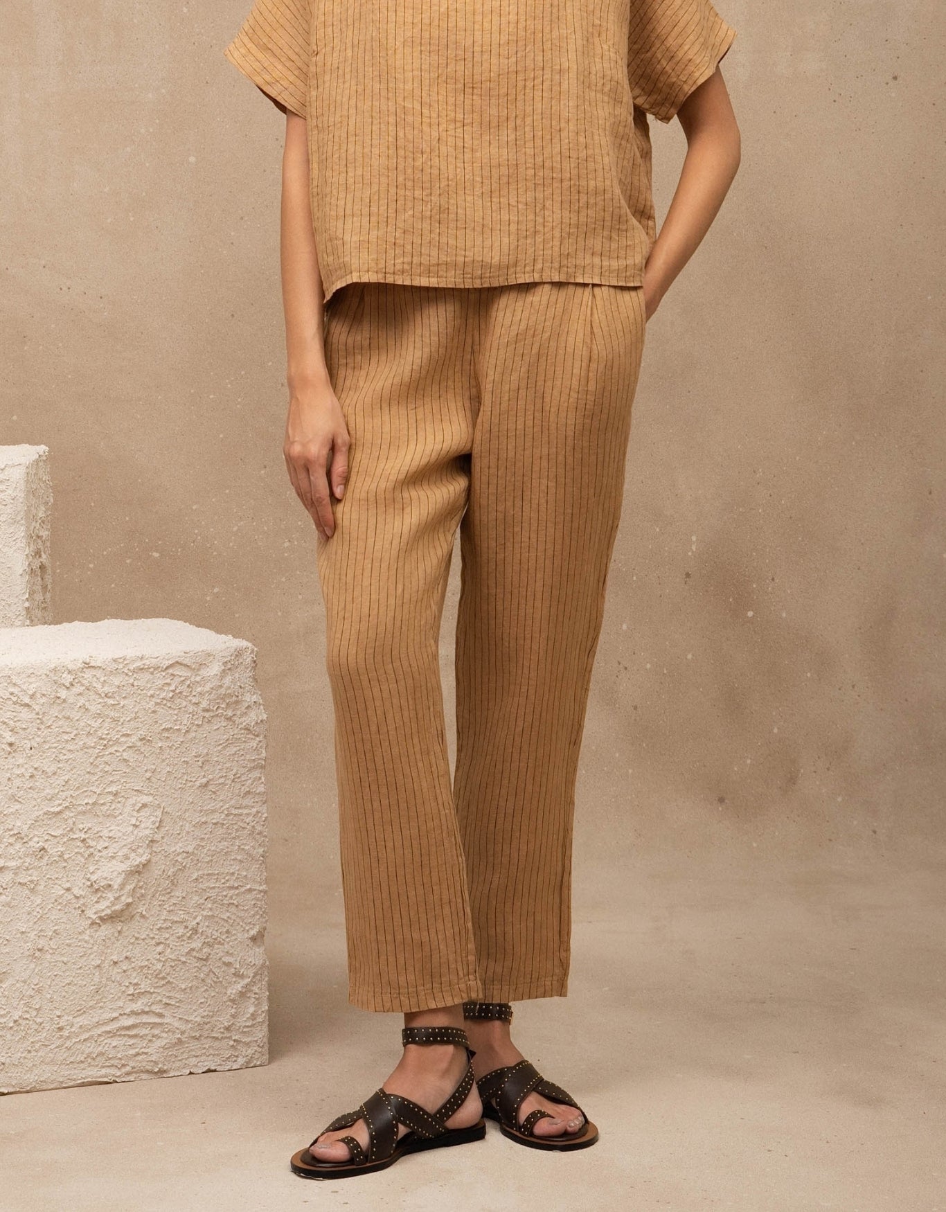 CALÇA EDUARDA MADRE REINA LINHO CAQUI RISCA DE GIZ