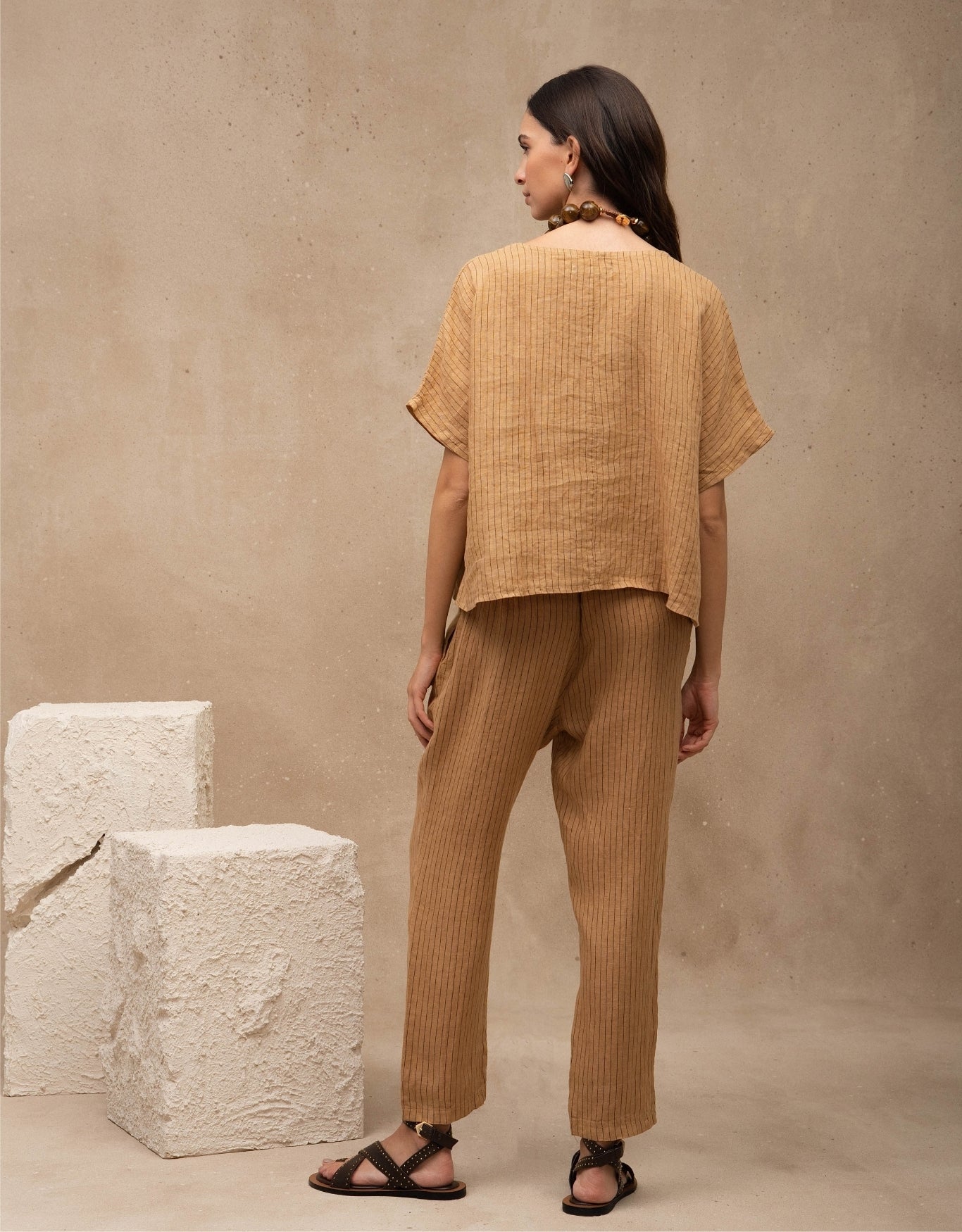 CALÇA EDUARDA MADRE REINA LINHO CAQUI RISCA DE GIZ