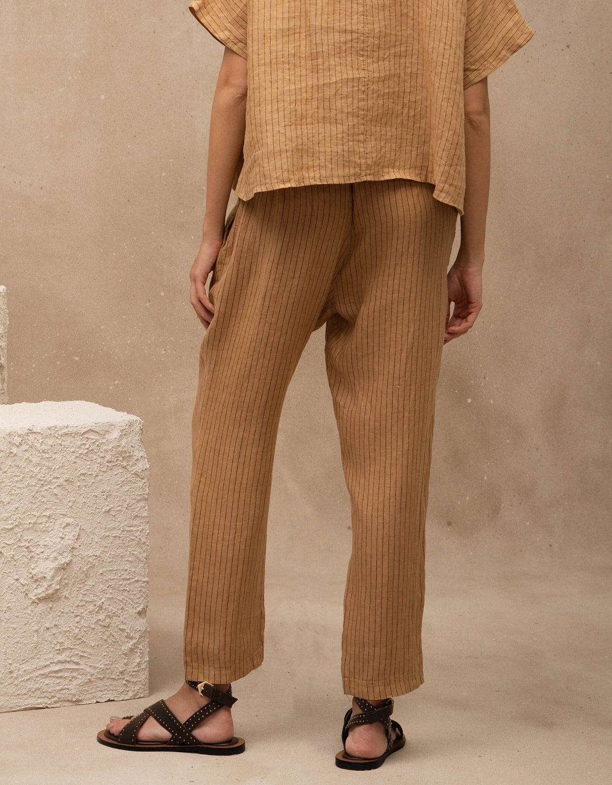 CALÇA EDUARDA MADRE REINA LINHO CAQUI RISCA DE GIZ