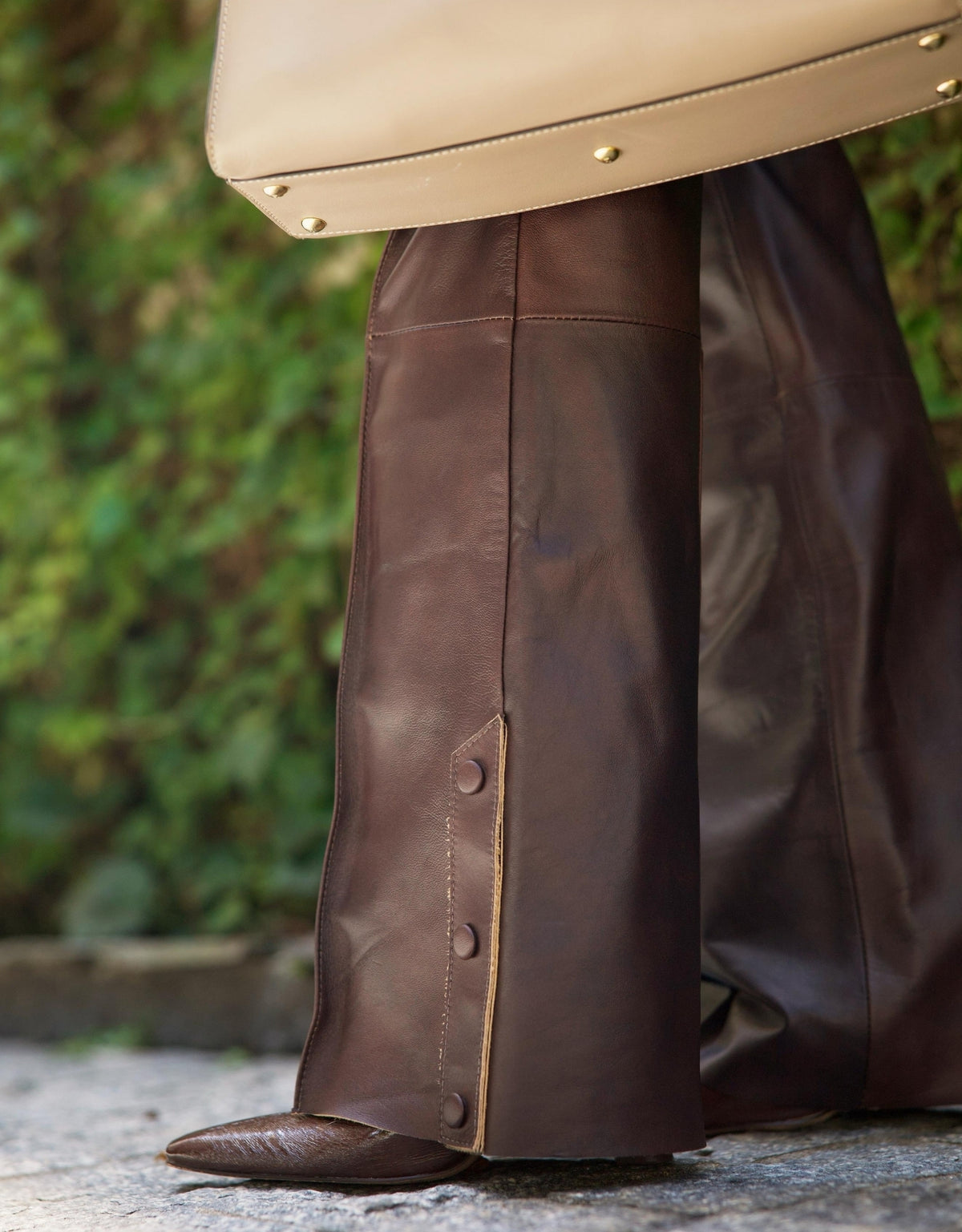 CALÇA ELISA BOTÕES MADRE REINA COURO DARK BROWN