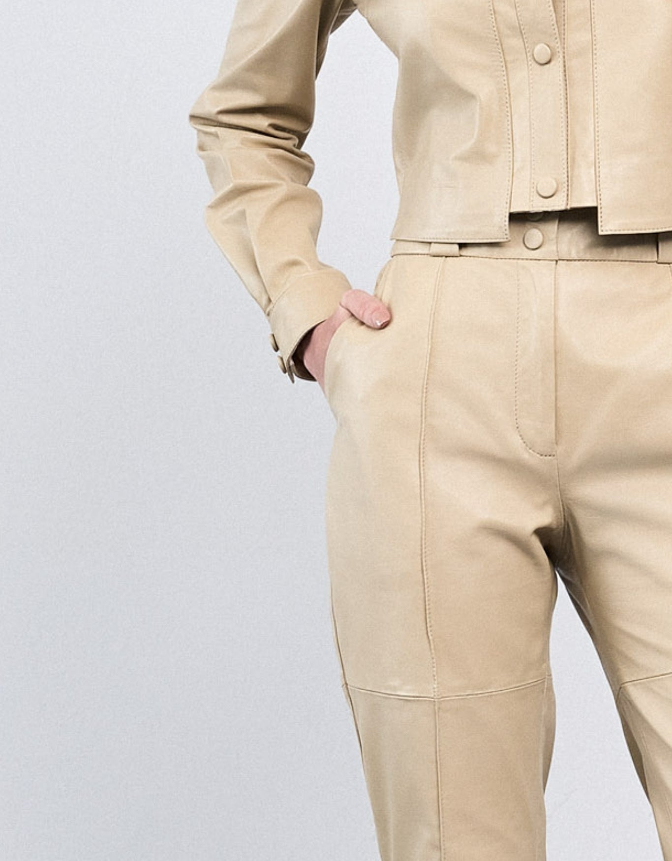 CALÇA ELISA BOTÕES MADRE REINA COURO DESERT