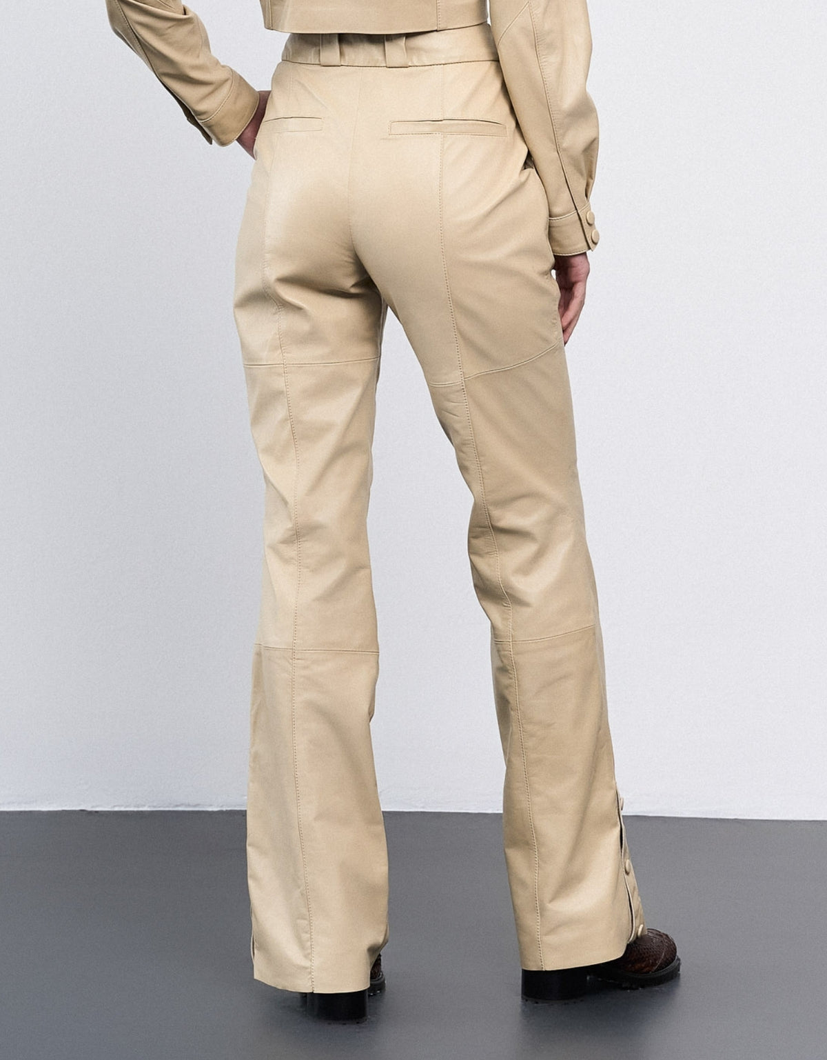 CALÇA ELISA BOTÕES MADRE REINA COURO DESERT