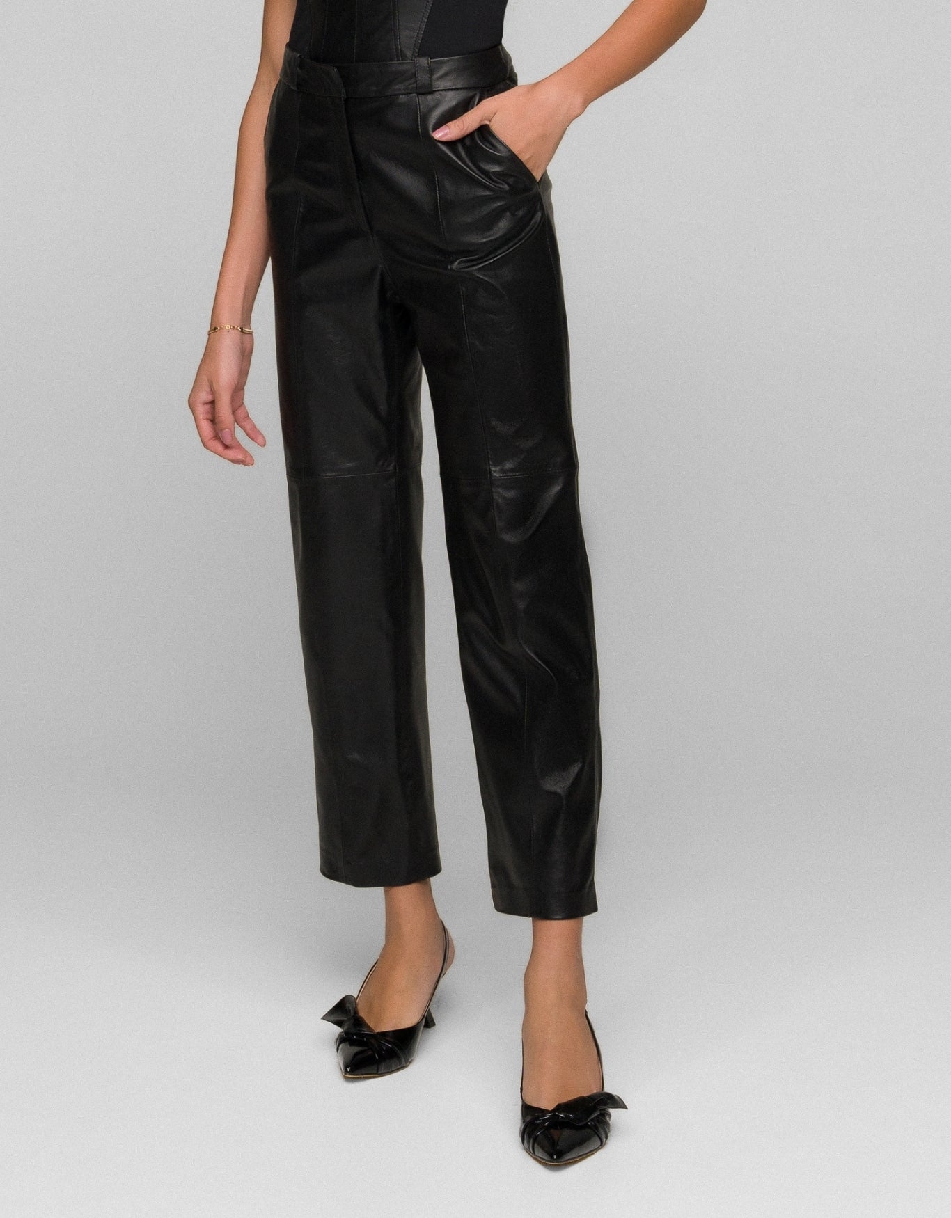 CALÇA JULIA MADRE REINA COURO PRETO