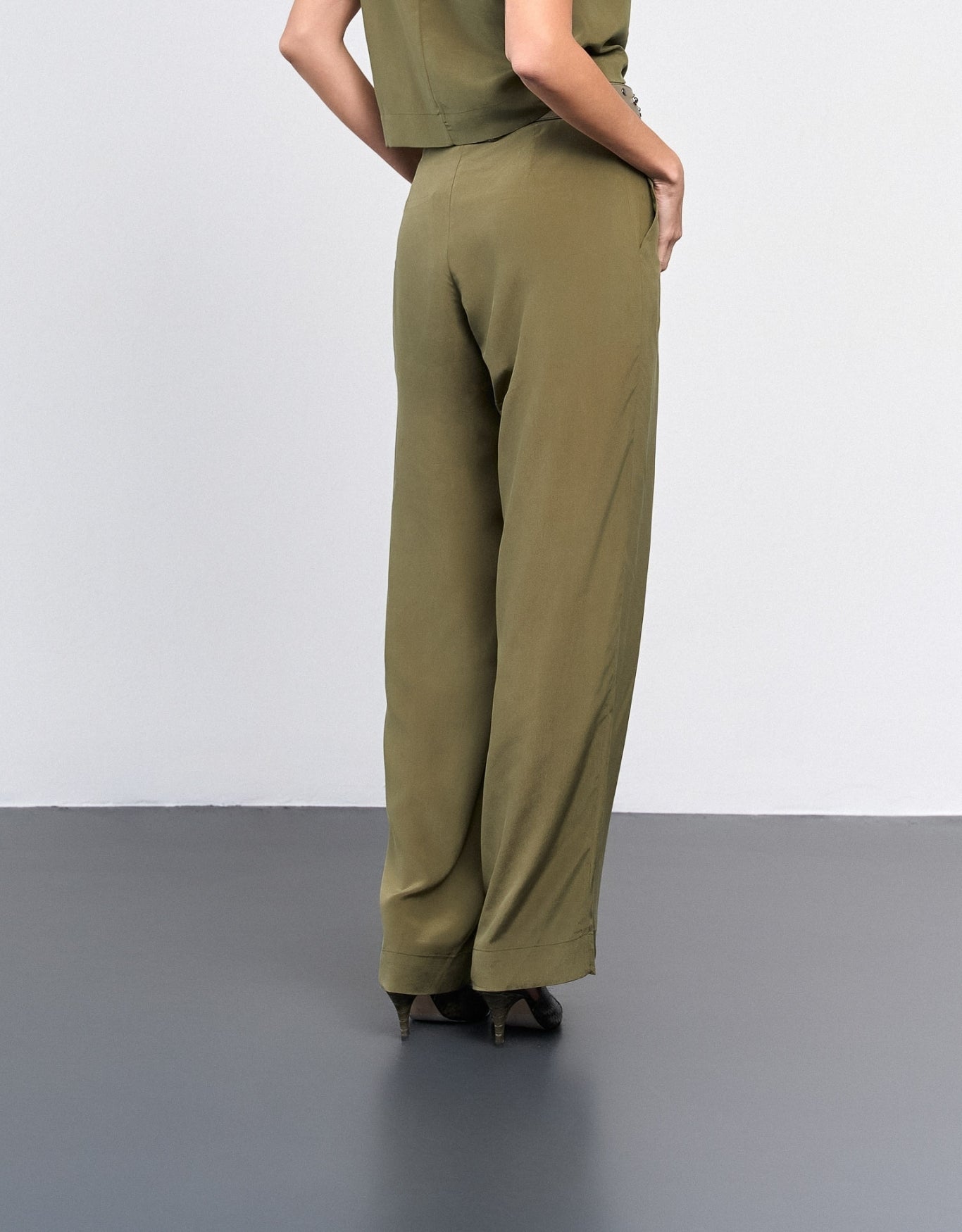 CALÇA MELINA MADRE REINA SEDA GREIGE