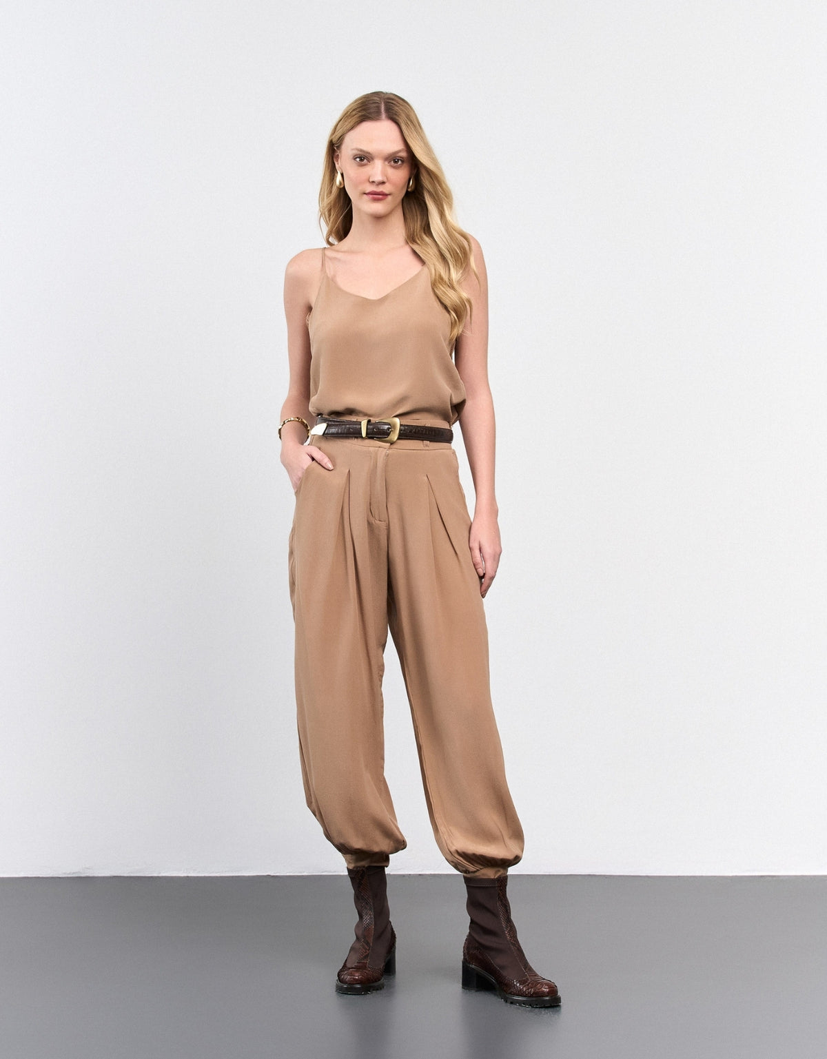 CALÇA REBECA MADRE REINA SEDA MOCCA