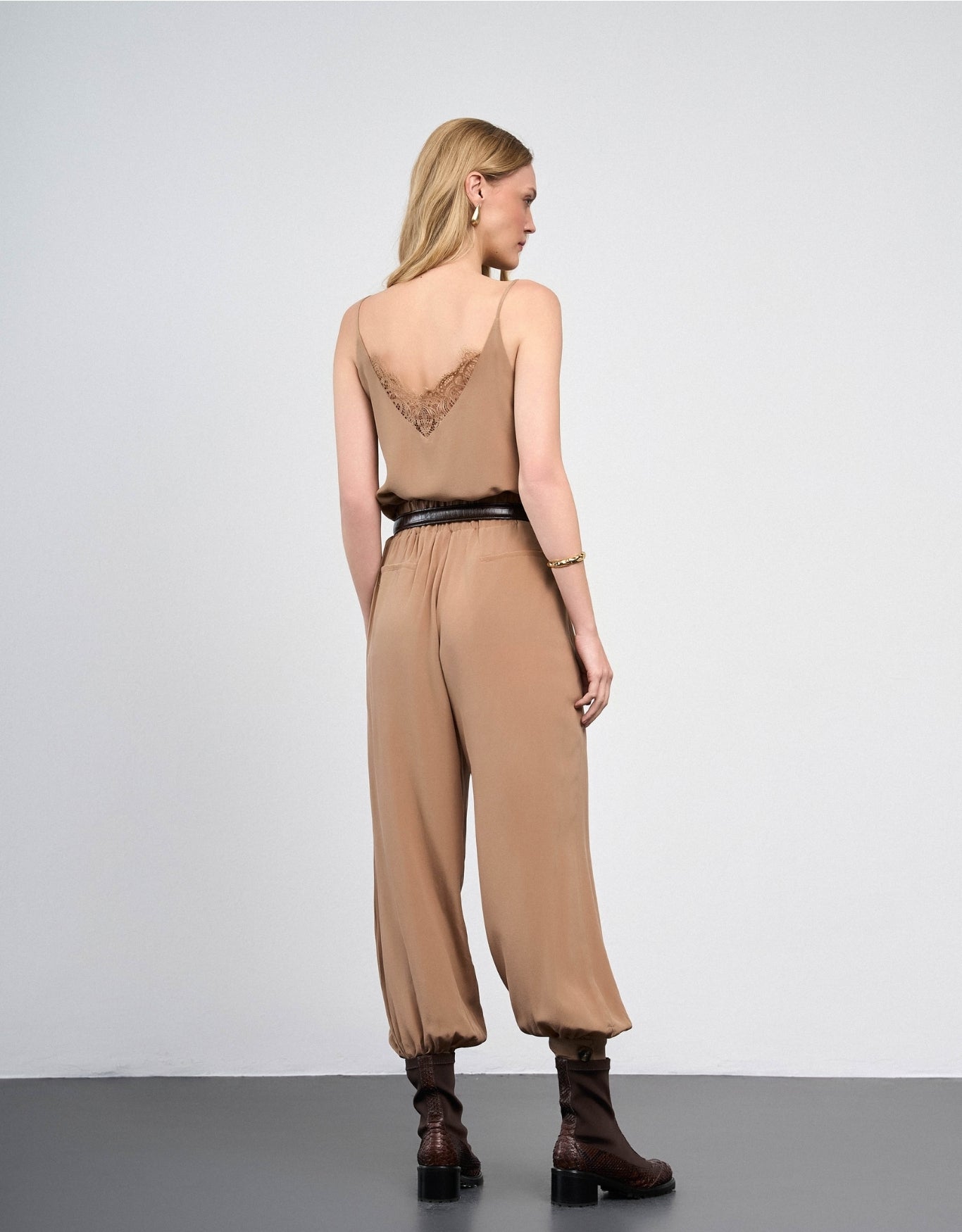 CALÇA REBECA MADRE REINA SEDA MOCCA