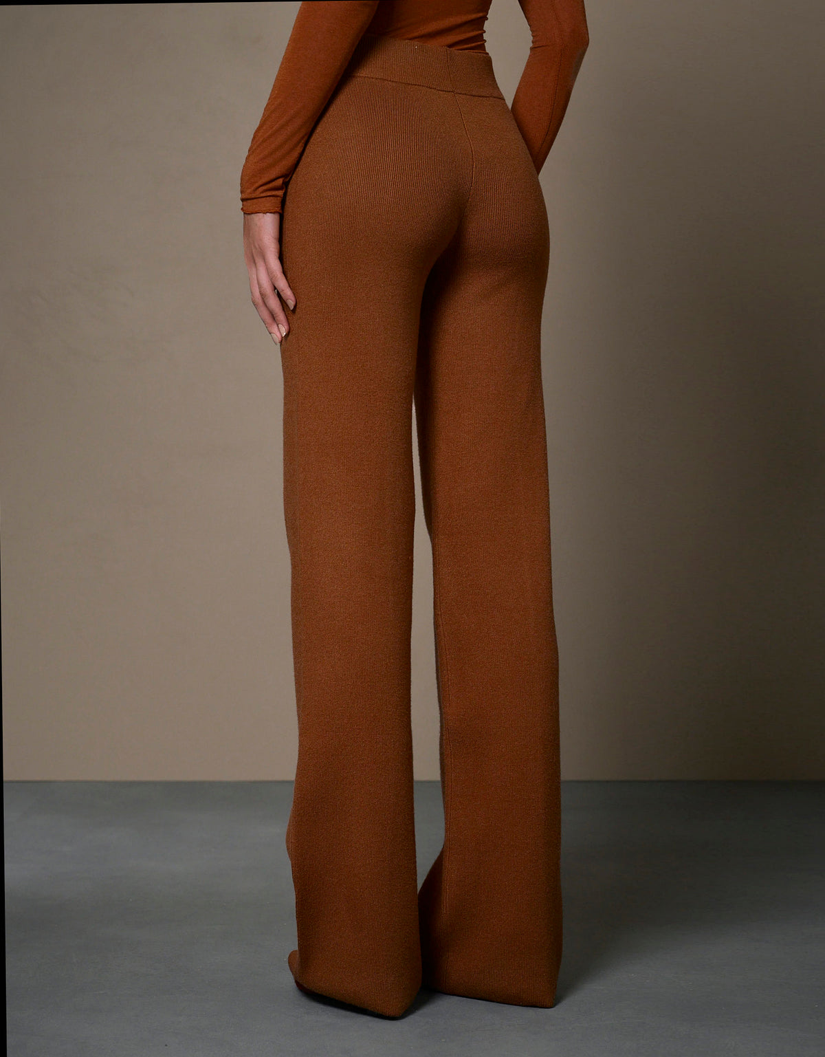 CALÇA RETA MADRE REINA TRICOT WHISKY