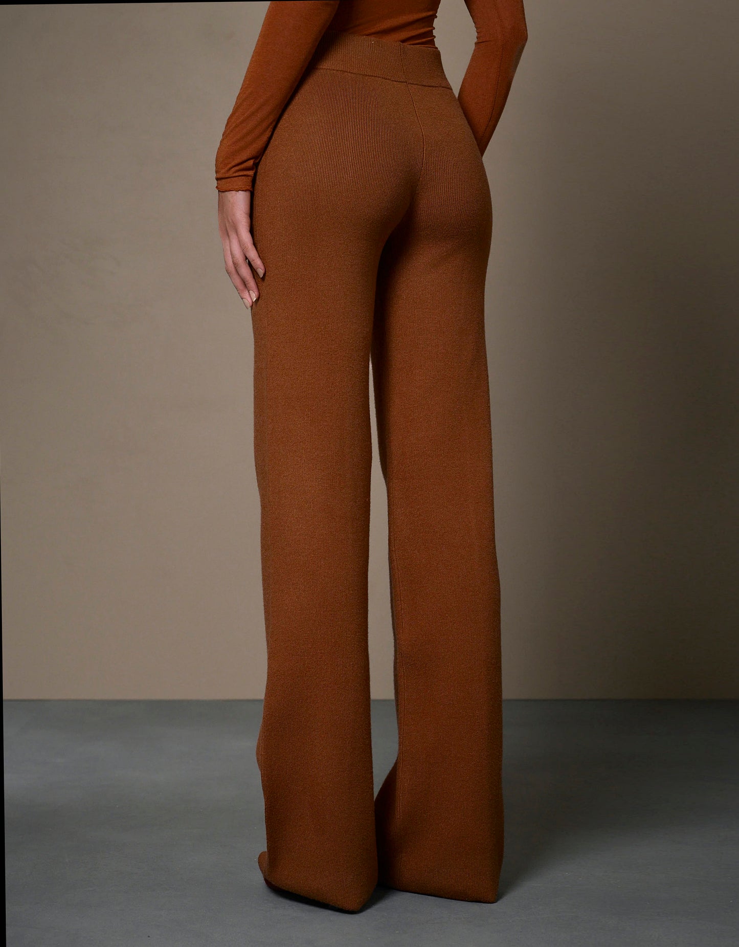 CALÇA RETA MADRE REINA TRICOT WHISKY