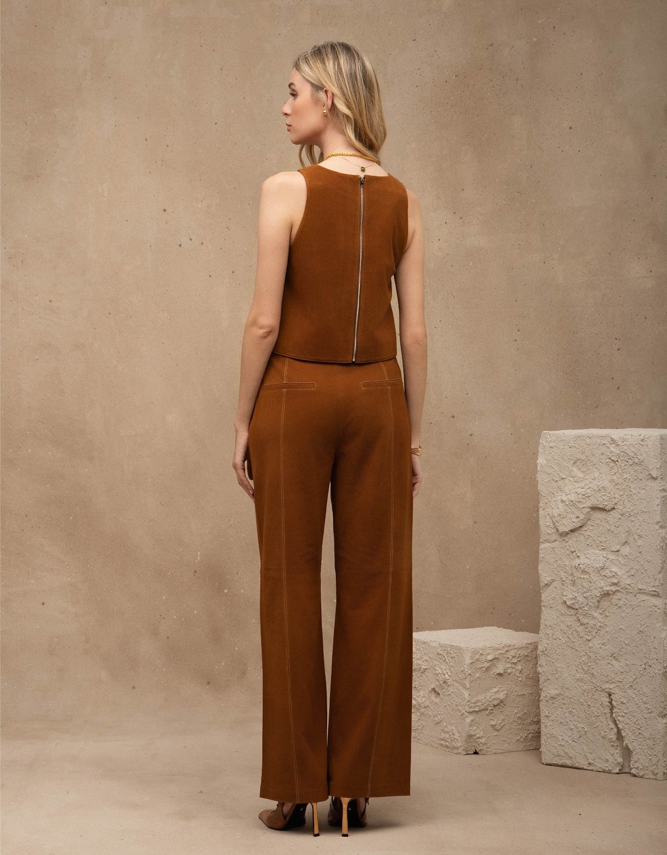 CALÇA VITÓRIA MADRE REINA CHAMOIS CARAMELO