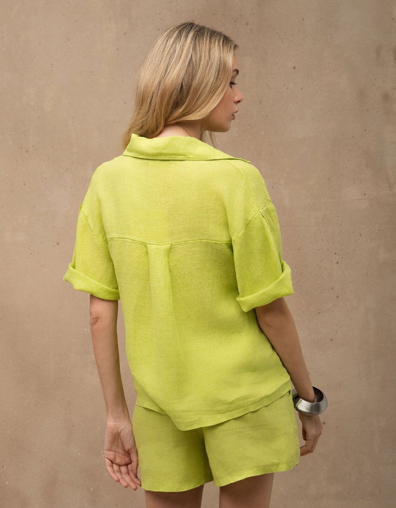 CAMISA BOLSOS MADRE REINA LINHO VERDE LUNAR