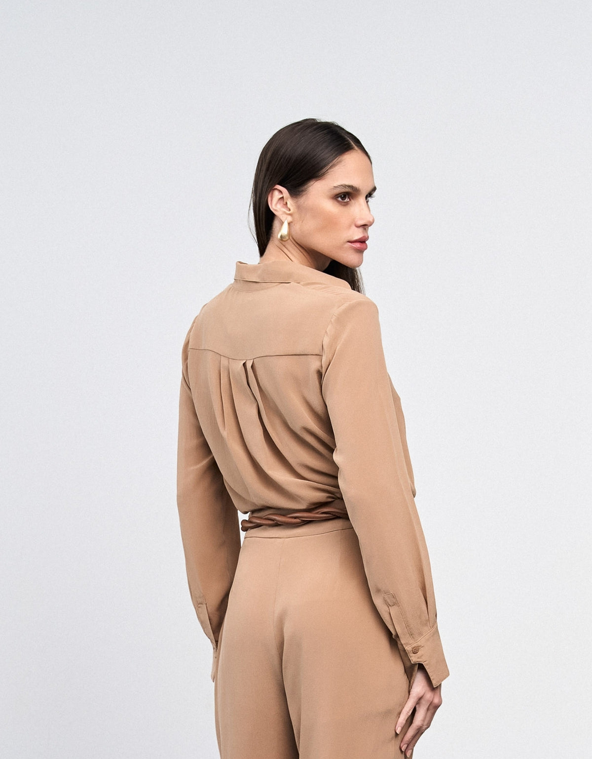 CAMISA CLASSIC MADRE REINA SEDA MOCCA