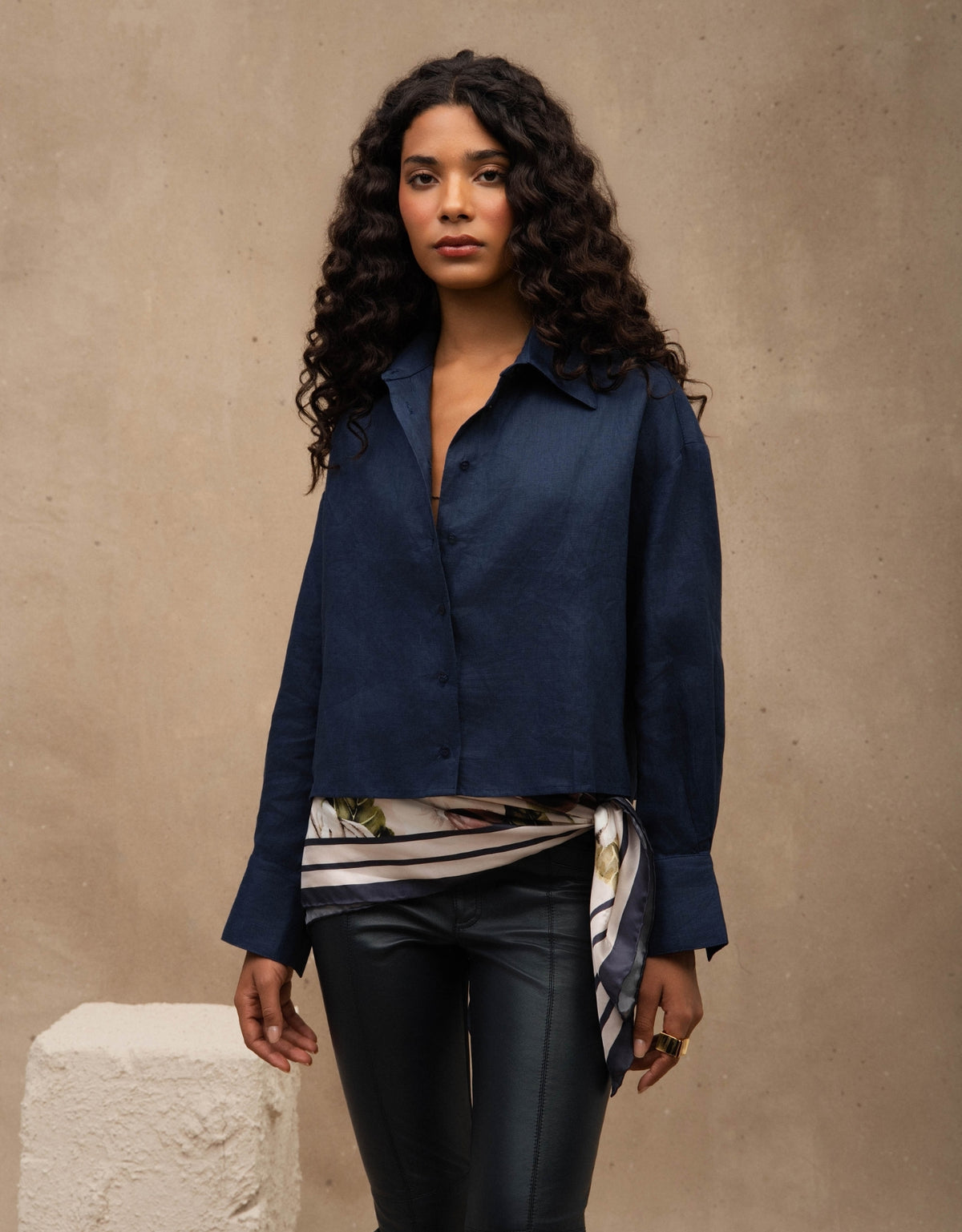 CAMISA CROPPED LINA MADRE REINA LINHO AZUL MARINE