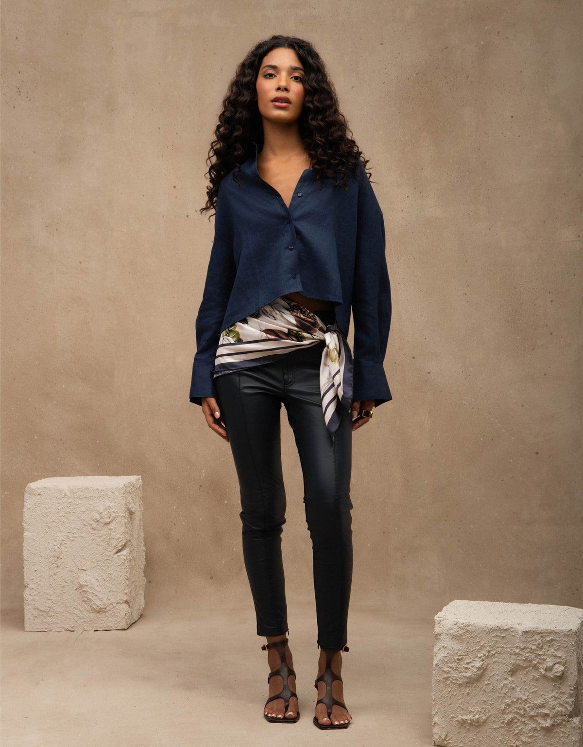 CAMISA CROPPED LINA MADRE REINA LINHO AZUL MARINE