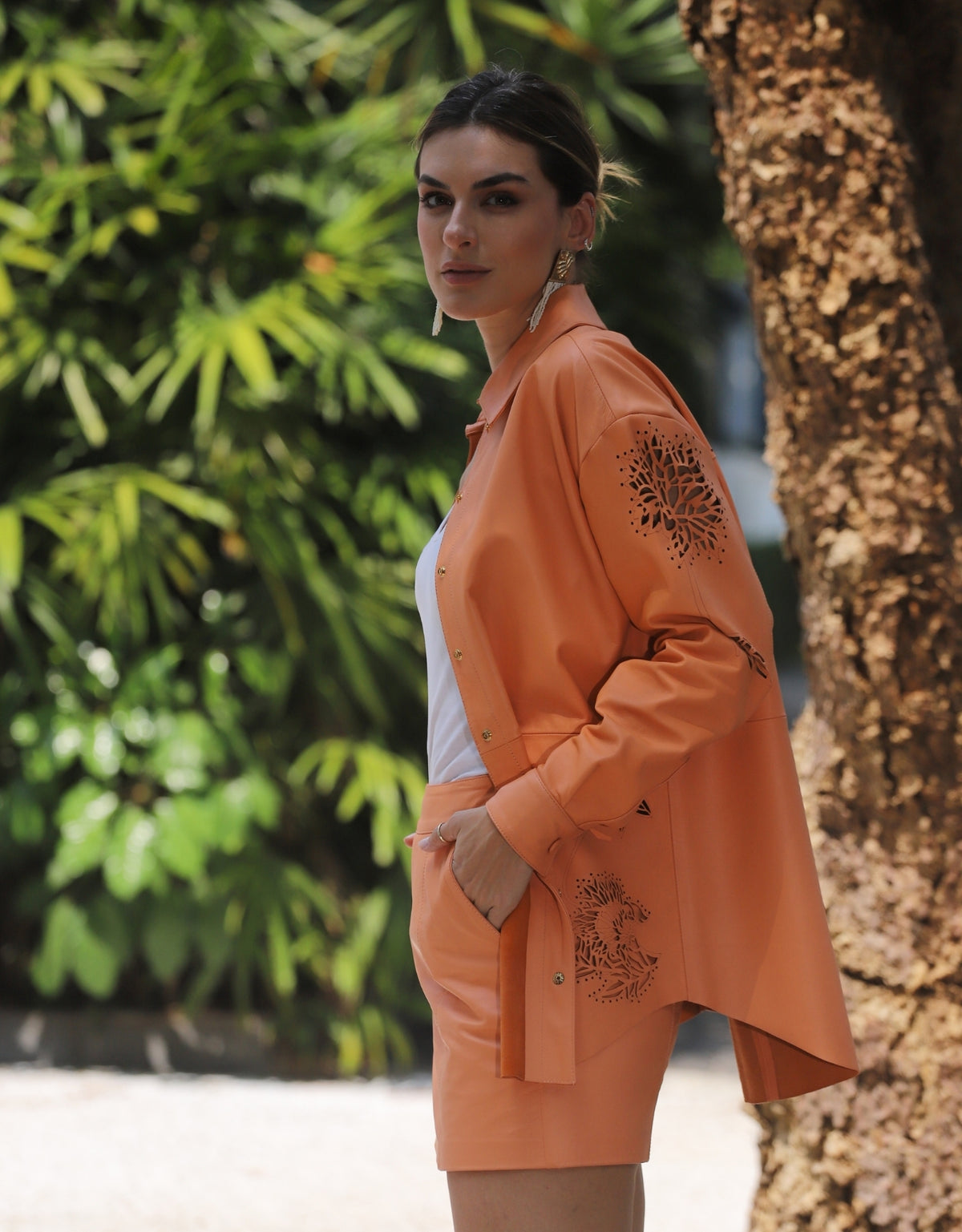 CAMISA JULIA MADRE REINA COURO FLORAL LARANJA PAPAYA