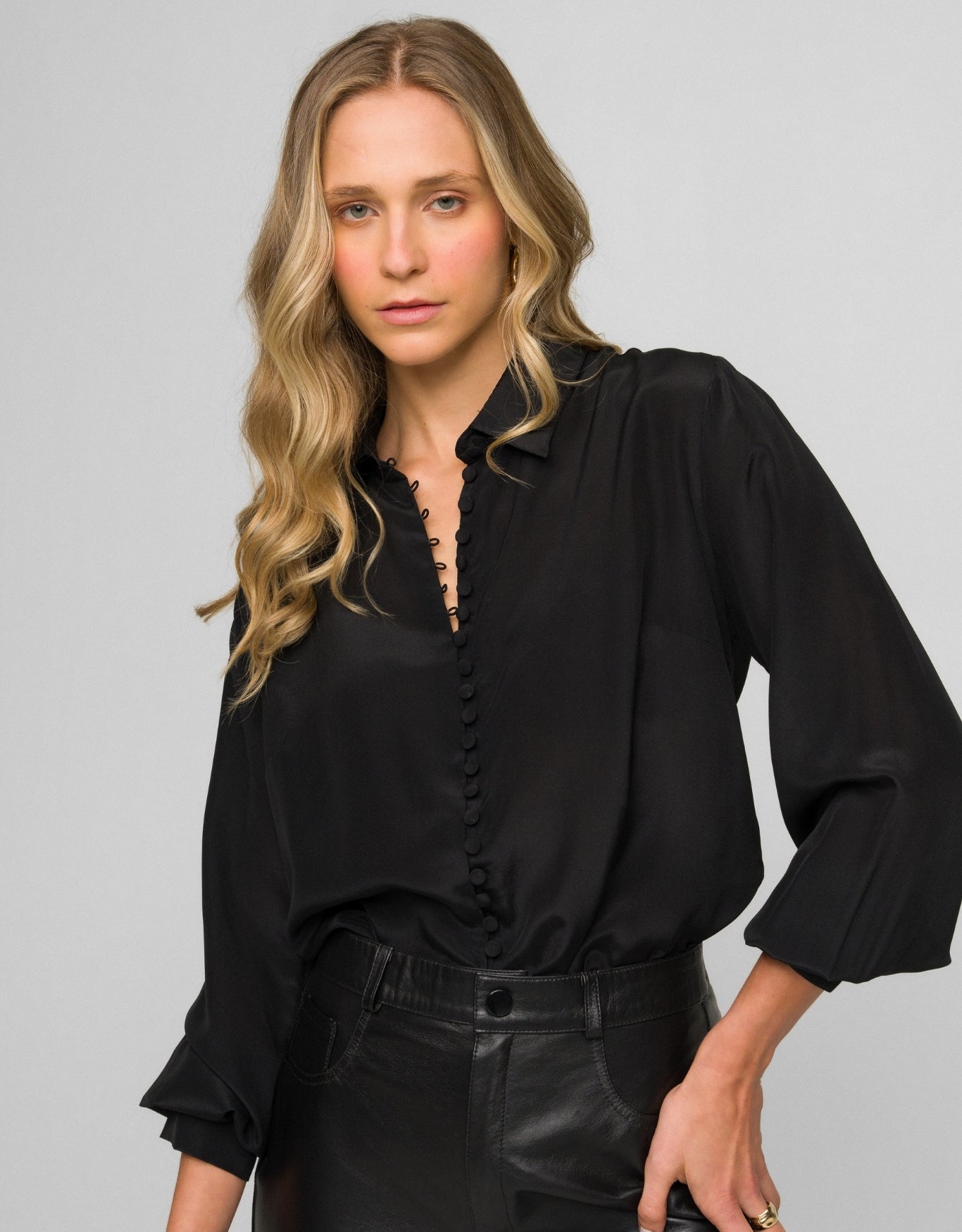 CAMISA MEGAN MADRE REINA SEDA PRETA