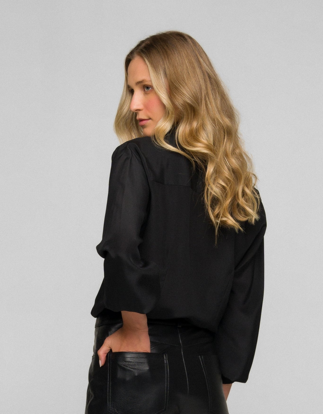 CAMISA MEGAN MADRE REINA SEDA PRETA