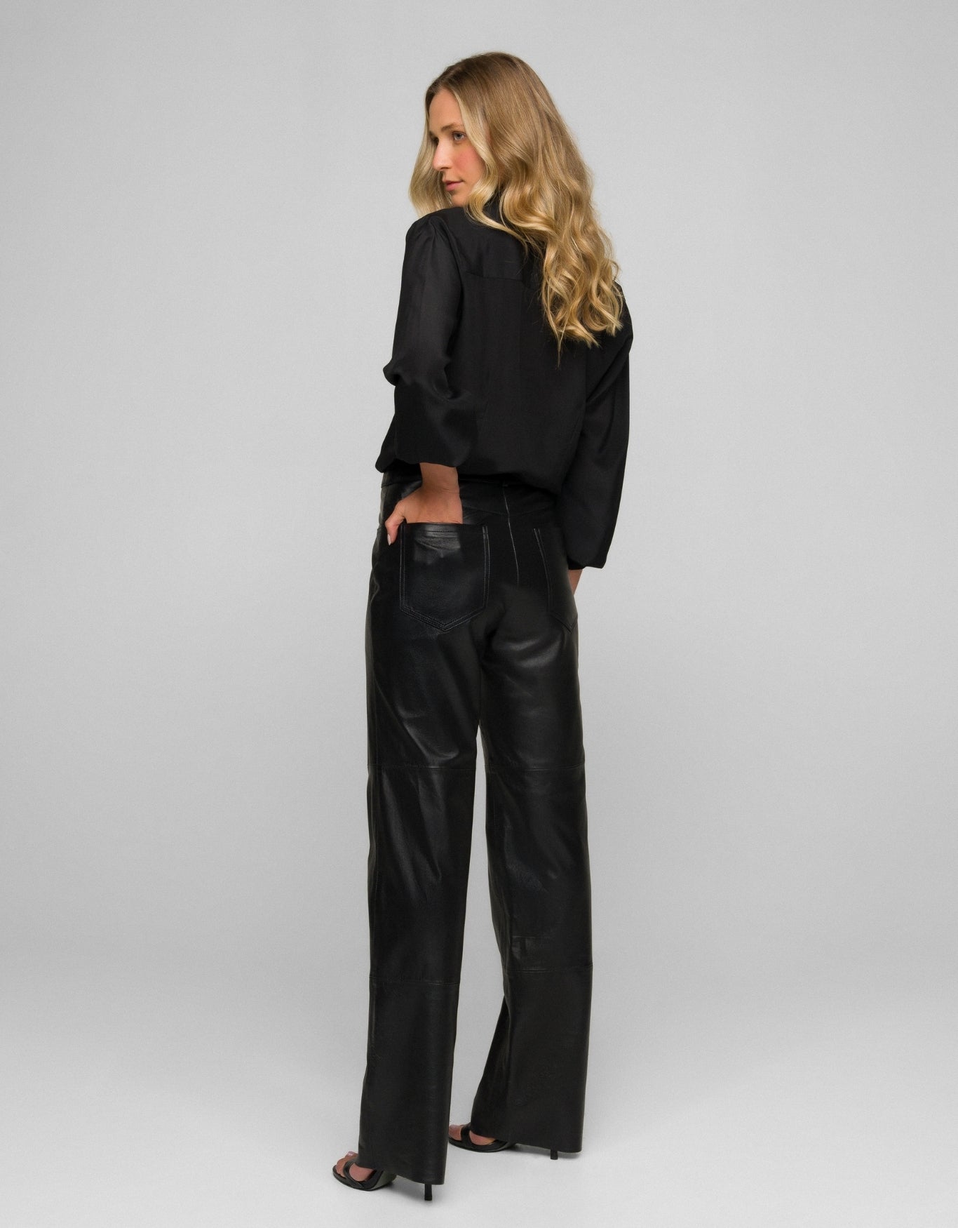 CAMISA MEGAN MADRE REINA SEDA PRETA