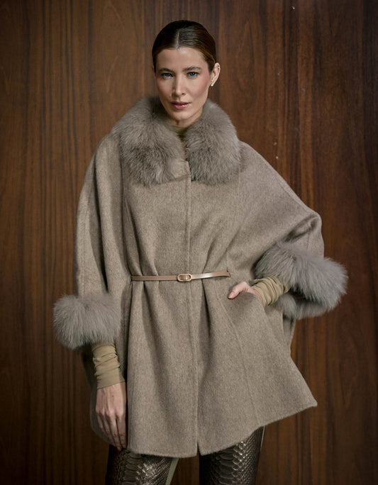 CAPA PELERINE ELLEN MADRE REINA LÃ COM PELE FENDI