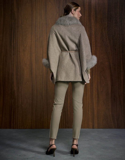 CAPA PELERINE ELLEN MADRE REINA LÃ COM PELE FENDI