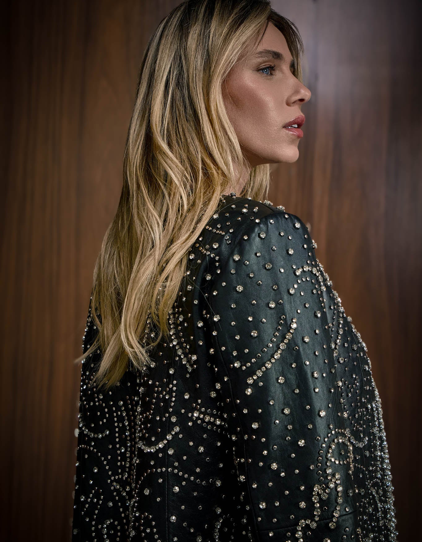 CASACO BORDADO MADRE REINA COURO PRETO