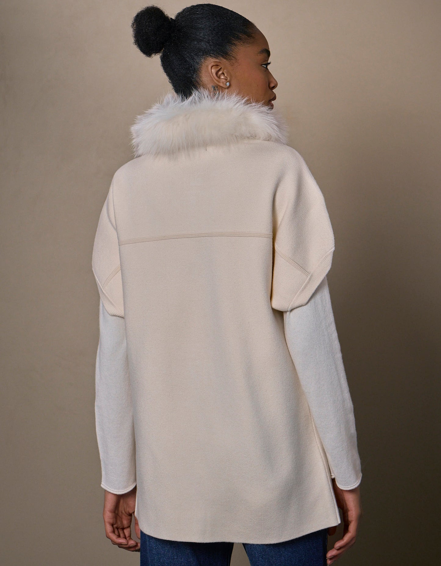 CASACO FOX LONGO MADRE REINA TRICOT COM PELE OFF WHITE