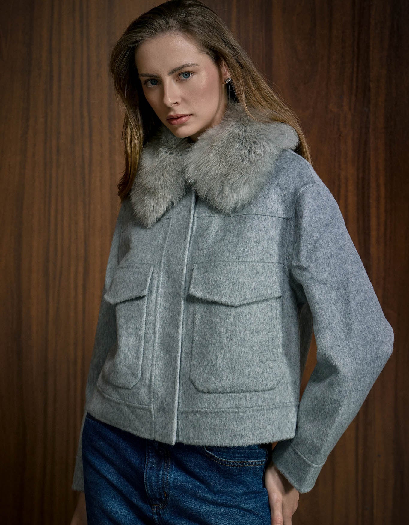 CASACO LINDA MADRE REINA LÃ COM PELE CINZA ESTANHO