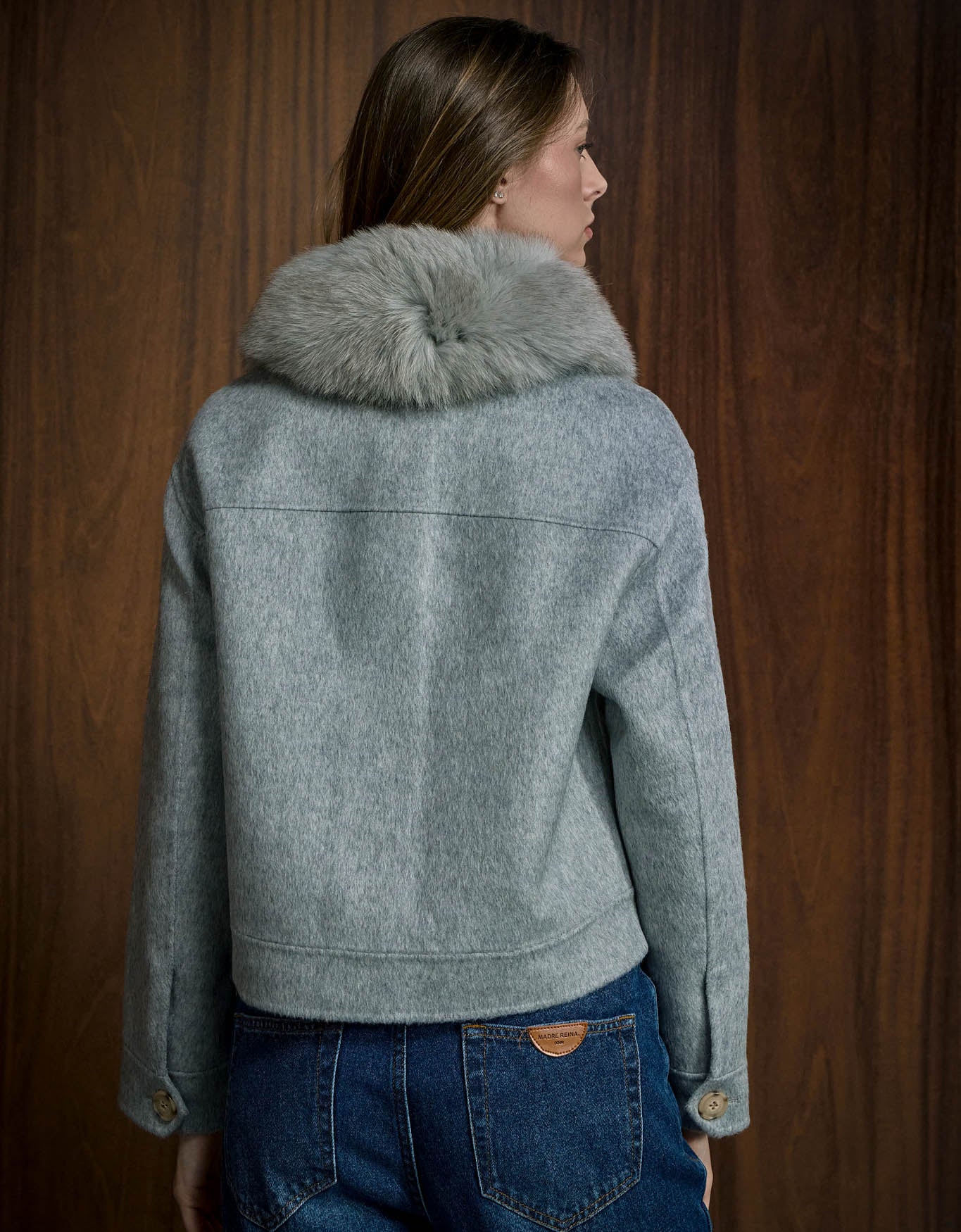 CASACO LINDA MADRE REINA LÃ COM PELE CINZA ESTANHO