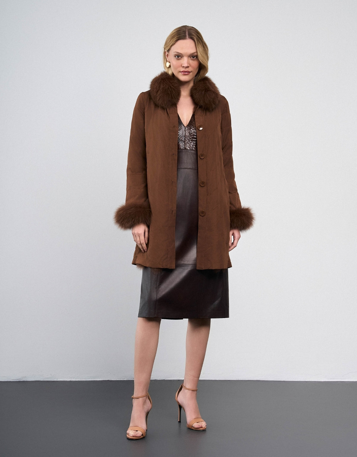 CASACO LONGO DUPLA FACE MADRE REINA PELE COFFEE