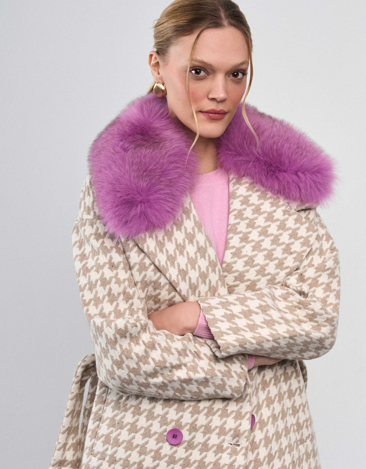 CASACO MADRE REINA LÃ COM GOLA LILÁS