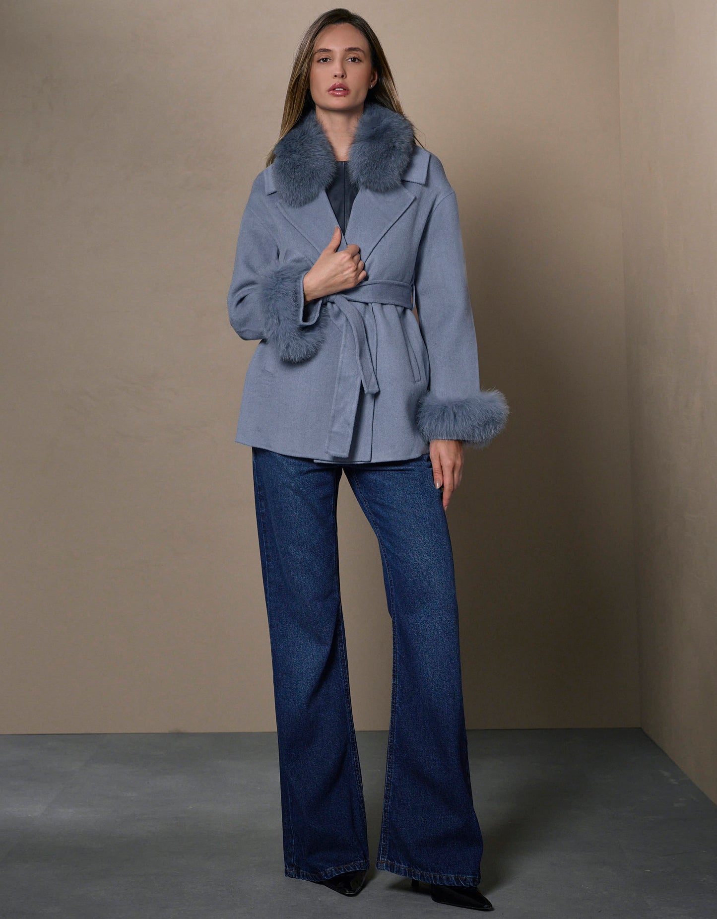 CASACO MEGAN MADRE REINA LÃ COM PELE AZUL JEANS