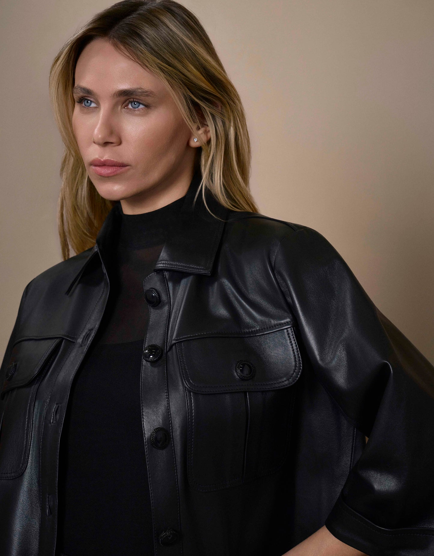 CASAQUETO LARI MADRE REINA COURO PRETO