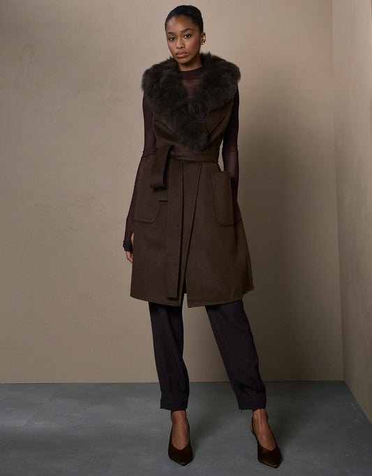 COLETE GOLA MADRE REINA LÃ COM PELE MADEIRA