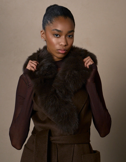 COLETE GOLA MADRE REINA LÃ COM PELE MADEIRA