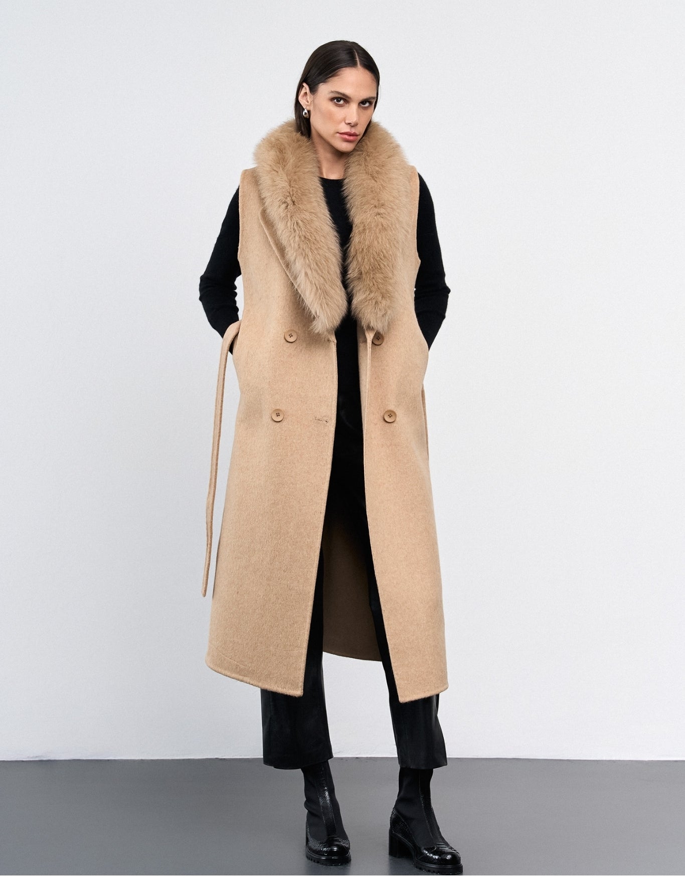 COLETE LONGO MEGAN MADRE REINA LÃ DESERT