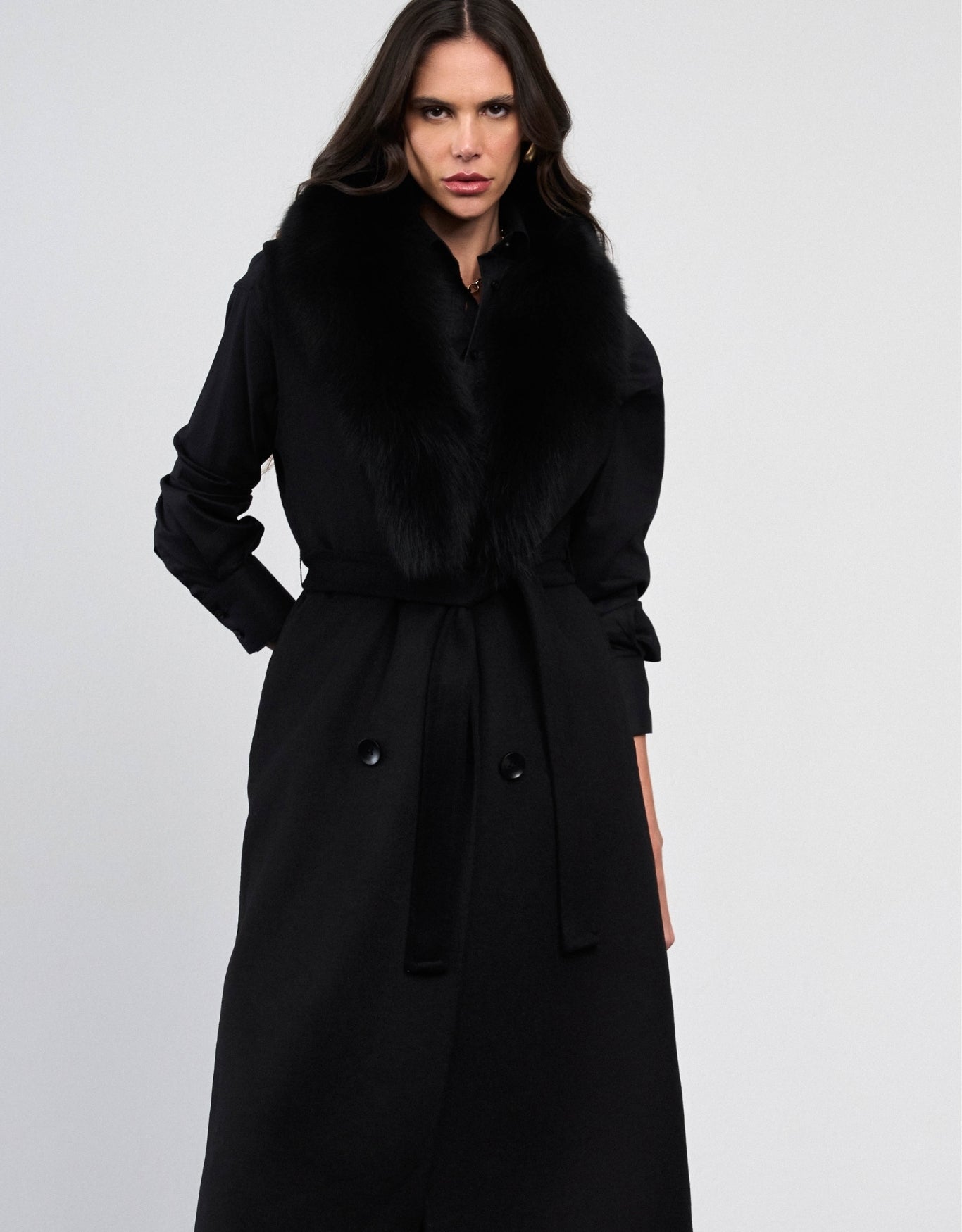 COLETE LONGO MEGAN MADRE REINA LÃ PRETO