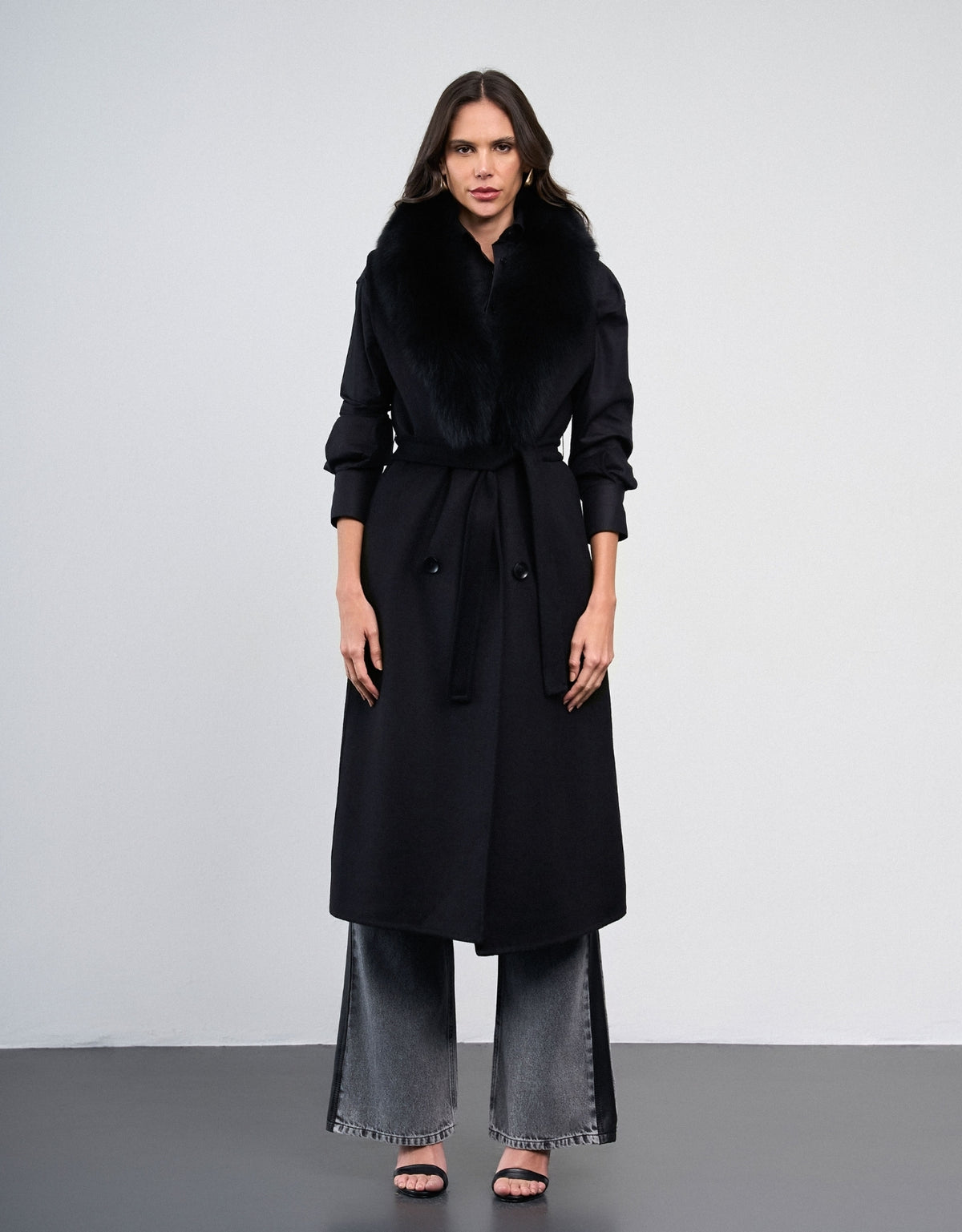 COLETE LONGO MEGAN MADRE REINA LÃ PRETO