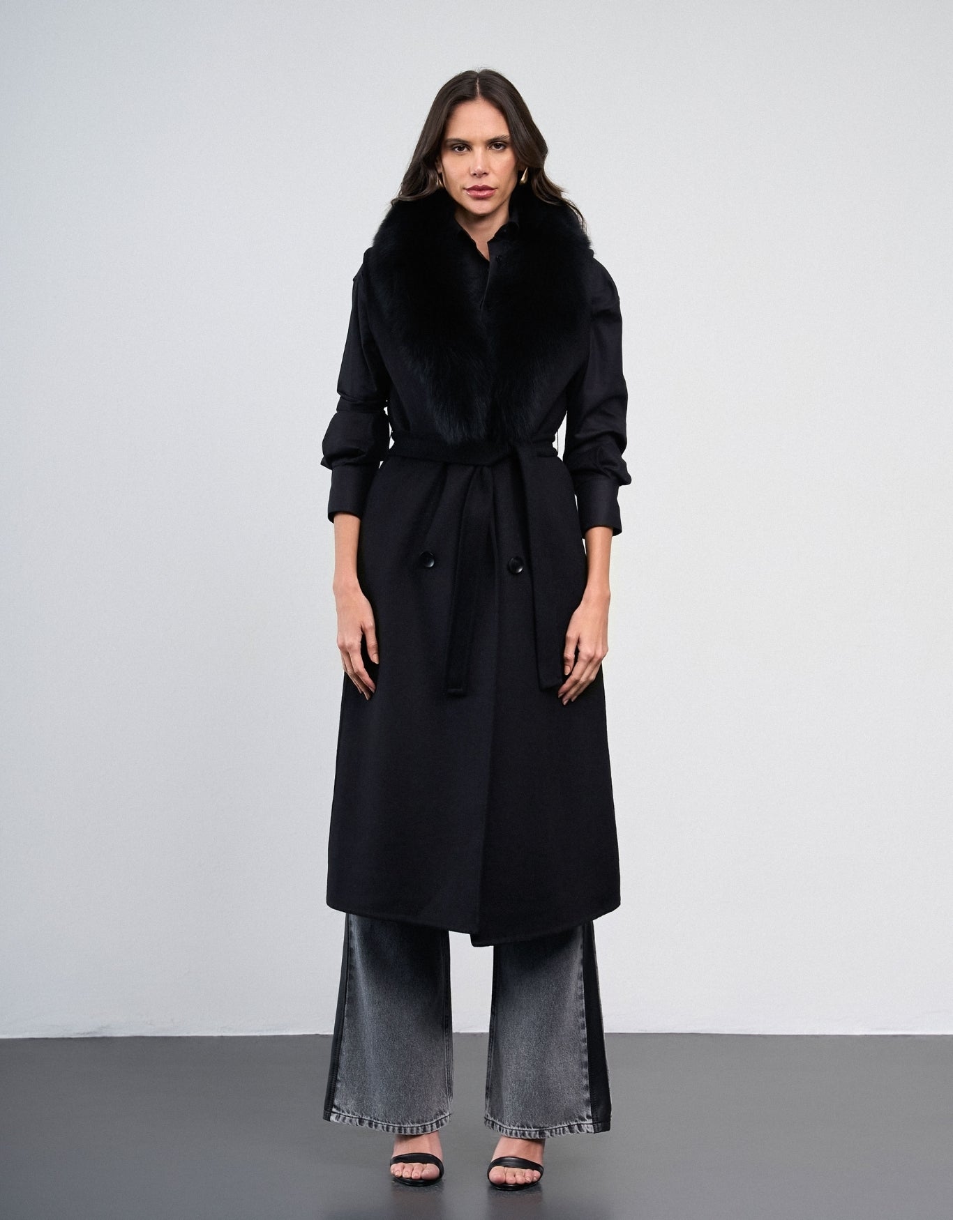 COLETE LONGO MEGAN MADRE REINA LÃ PRETO