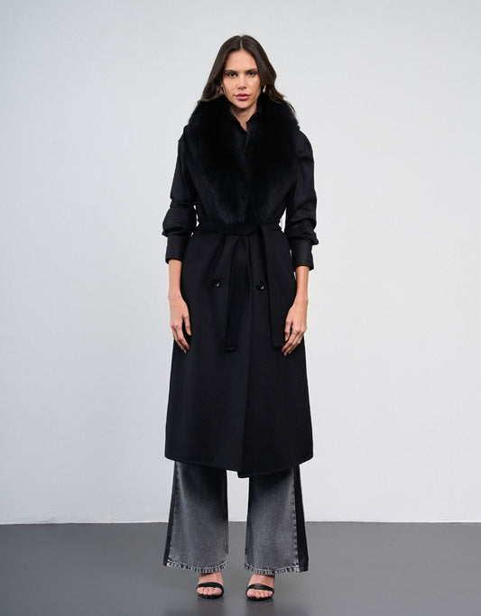 COLETE LONGO MEGAN MADRE REINA LÃ PRETO