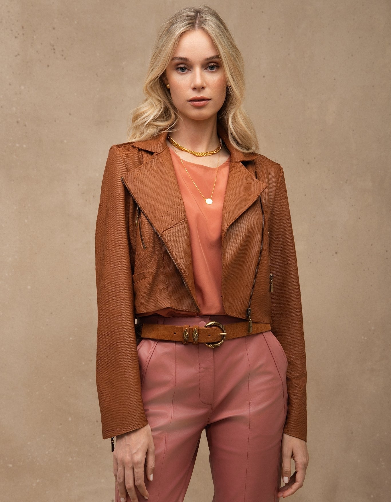 JAQUETA PERFECTO SERPENTE MADRE REINA COURO CARAMELO