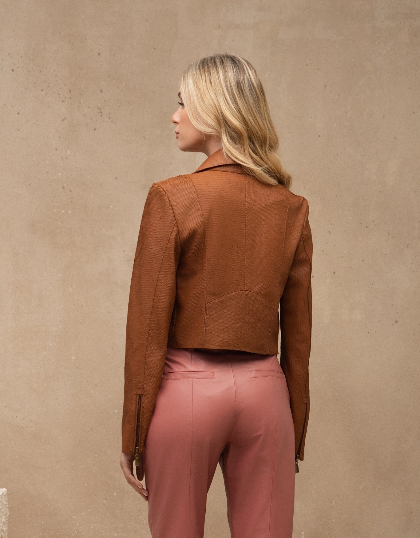 JAQUETA PERFECTO SERPENTE MADRE REINA COURO CARAMELO