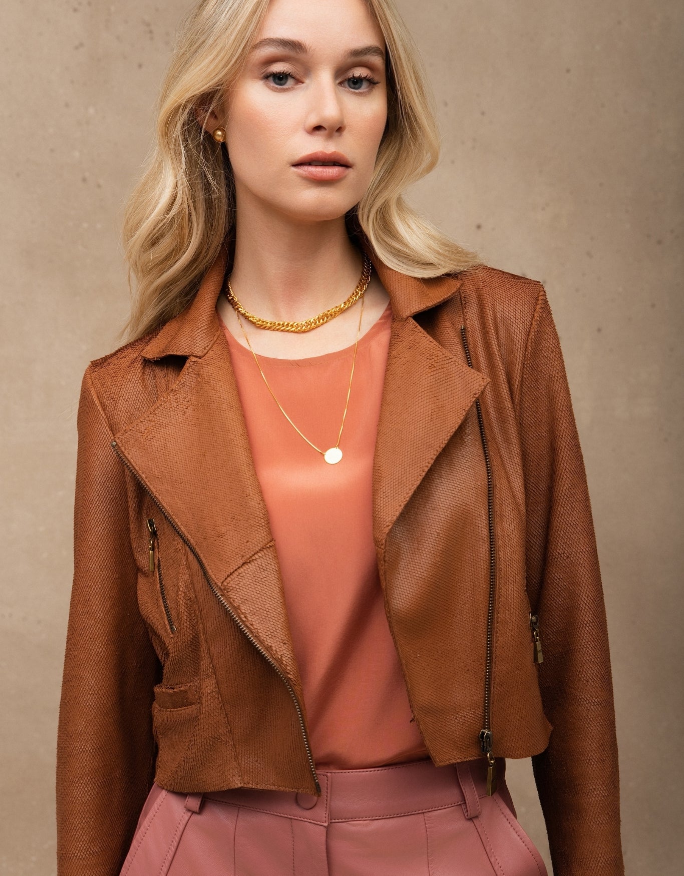 JAQUETA PERFECTO SERPENTE MADRE REINA COURO CARAMELO