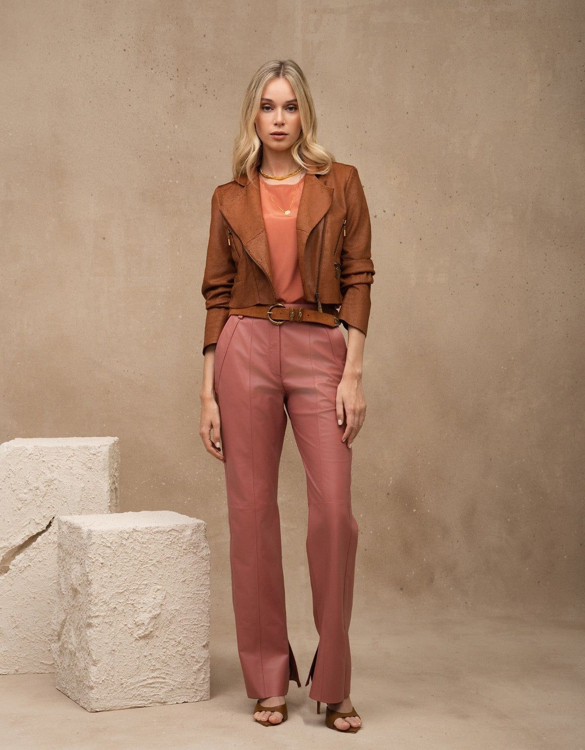 JAQUETA PERFECTO SERPENTE MADRE REINA COURO CARAMELO