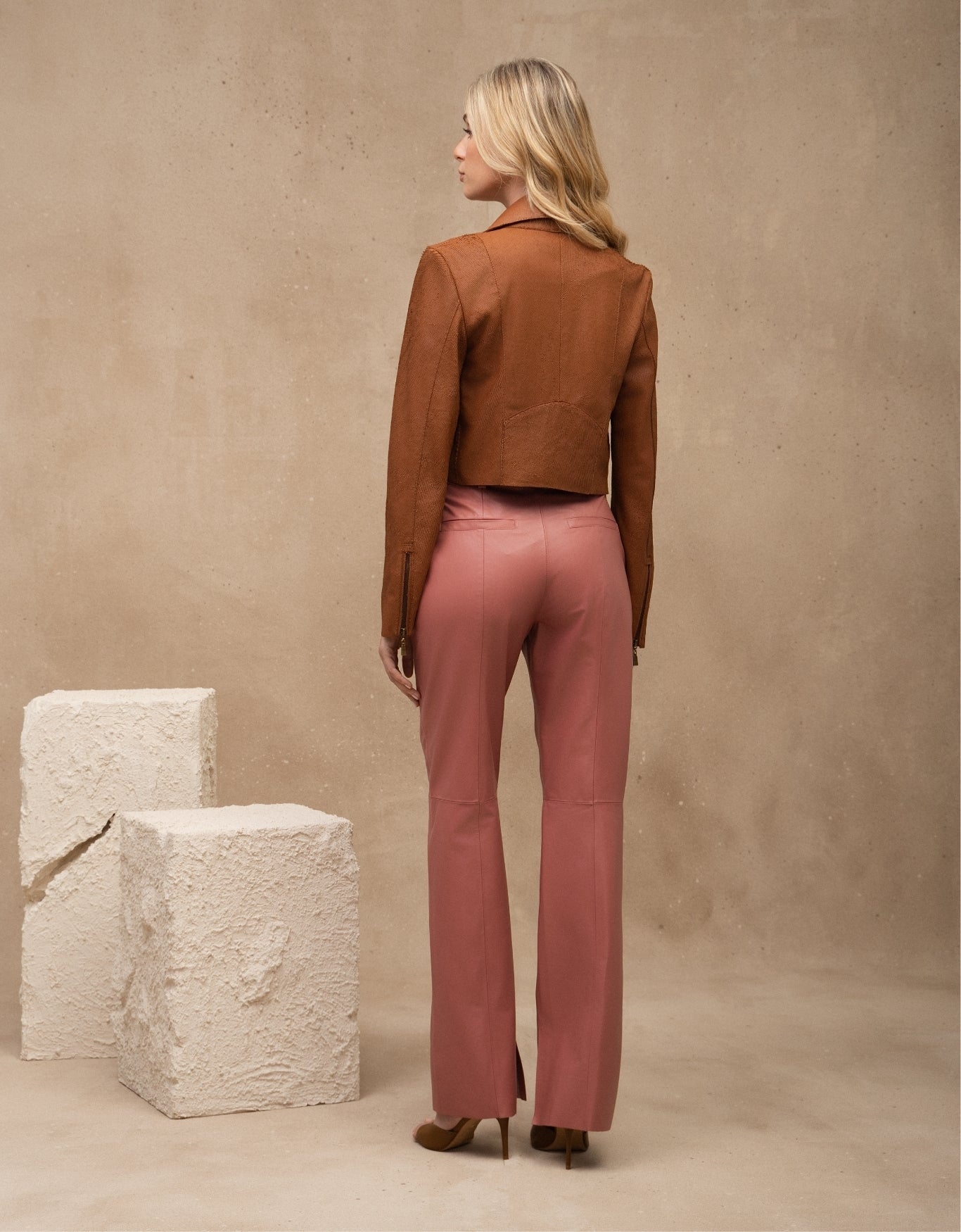 JAQUETA PERFECTO SERPENTE MADRE REINA COURO CARAMELO